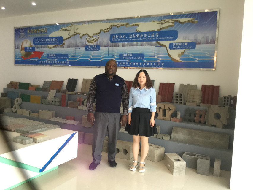 El miembro del Congreso de Malawi visitó la fábrica de ZCJK Wuhan y compró la máquina del ladrillo ZCJK6-15